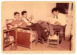 توفيق زياد يقرأ أمام سميح القاسم ومحمود درويش